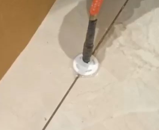 苍梧瓷砖空鼓维修公司专业解答瓷砖在铺贴过程中，如果没有涂抹均匀到位的粘结材料（如水泥砂浆或瓷砖胶），可能会导致以下问题