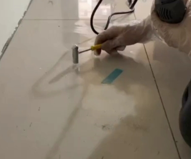 苍梧瓷砖开裂维修公司专业分享瓷砖在铺贴前如果没有沥干水分，将会导致以下问题